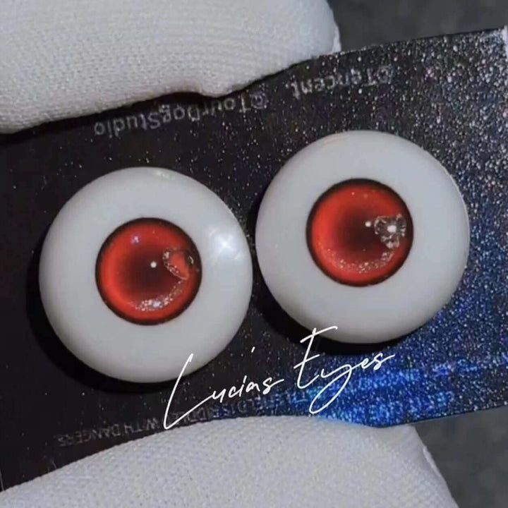 Close-up of Lucia BJD doll’s eyeball, showcasing realistic details and vibrant color